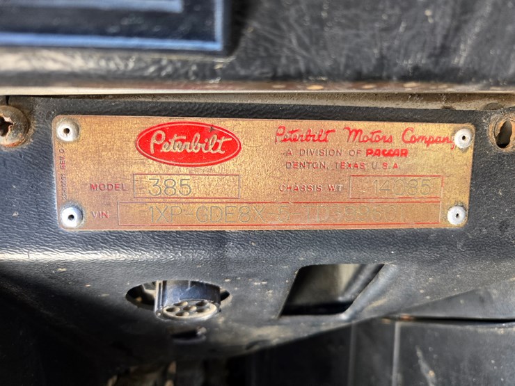 1996-peterbilt-385-image-70