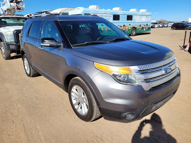2012-ford-explorer-xlt-image-2