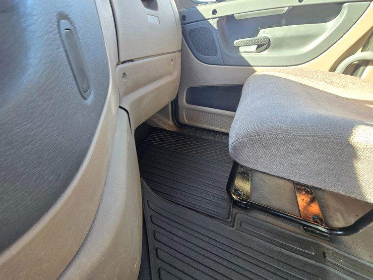 2012-freightliner-cascadia-113-image-56