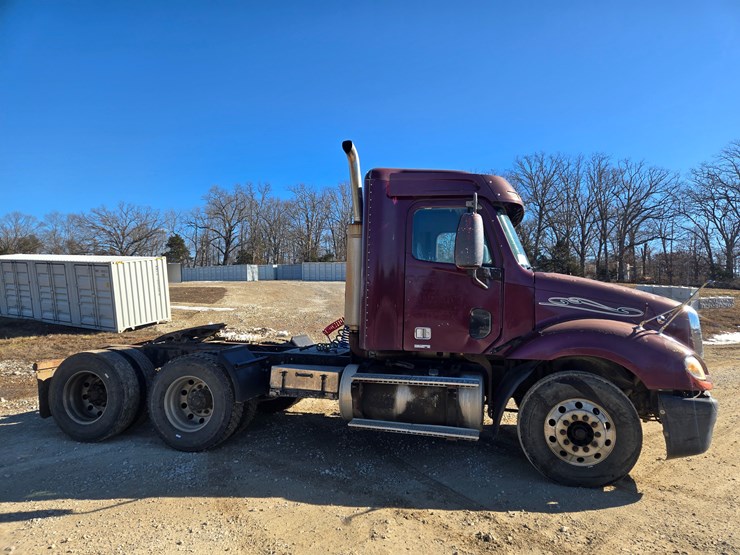 2002-freightliner-columbia-120-image-22