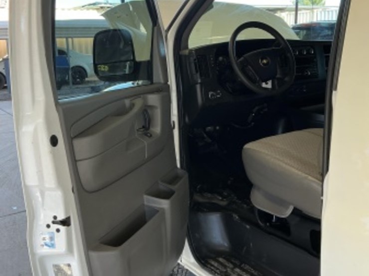 2014-chevrolet-express-2500-image-25