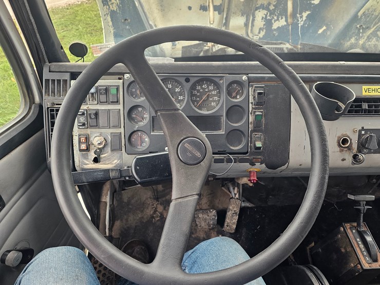 2000-freightliner-fl60-image-54