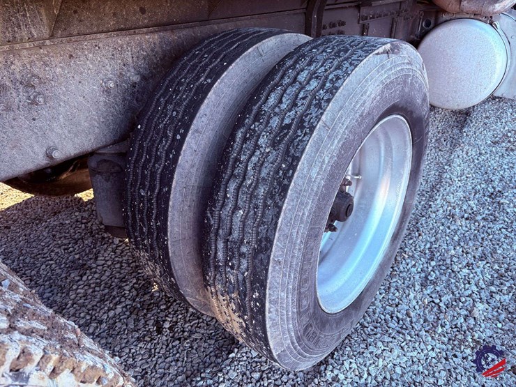 1999-peterbilt-357-image-18