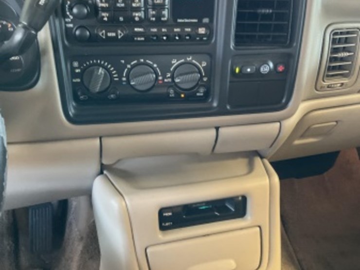 2001-chevrolet-suburban-image-19