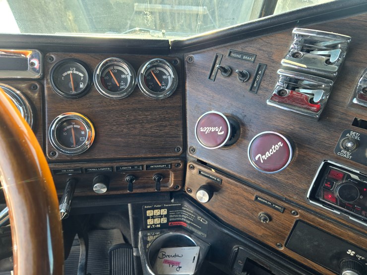 1995-freightliner-fld120-image-82