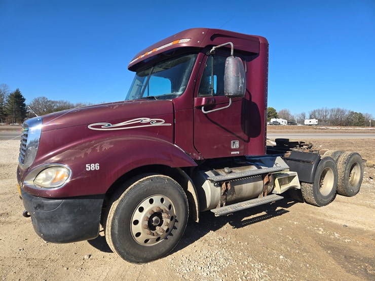 2002-freightliner-columbia-120-image-3