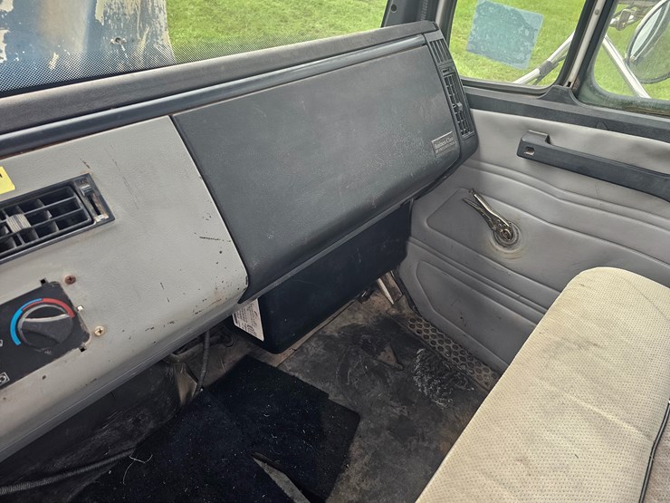 2000-freightliner-fl60-image-51