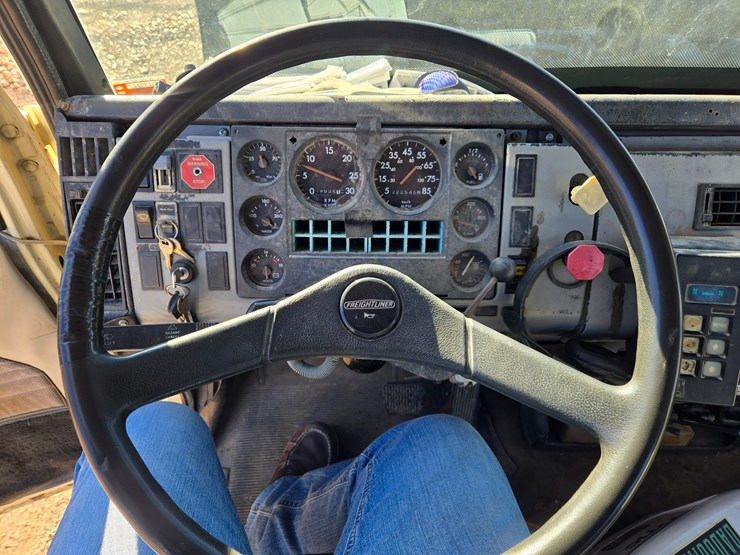 1996-freightliner-fl70-image-60