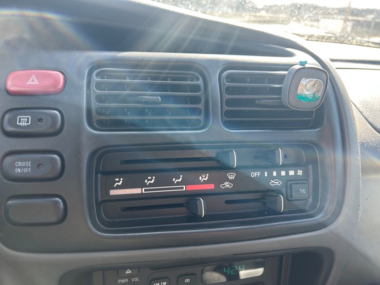 2003-chevrolet-tracker-image-49