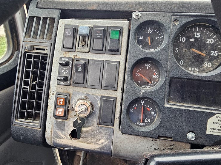 2000-freightliner-fl60-image-56