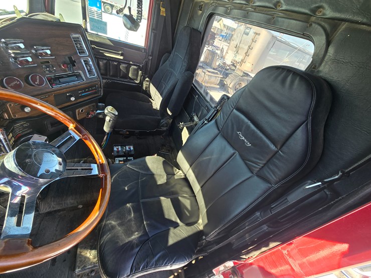 1995-freightliner-fld120-image-70