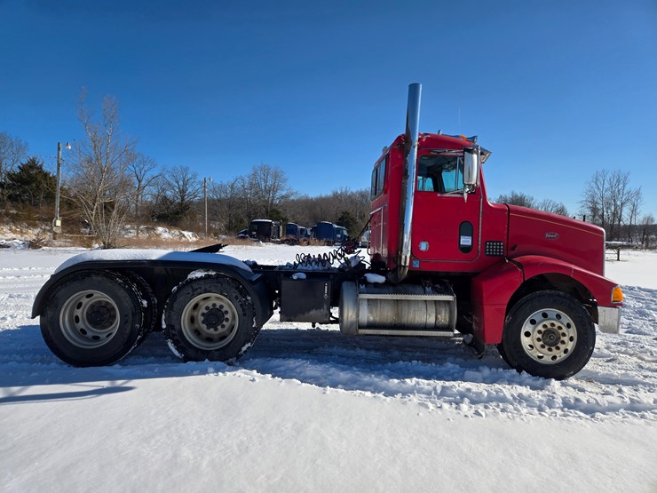 1996-peterbilt-385-image-24