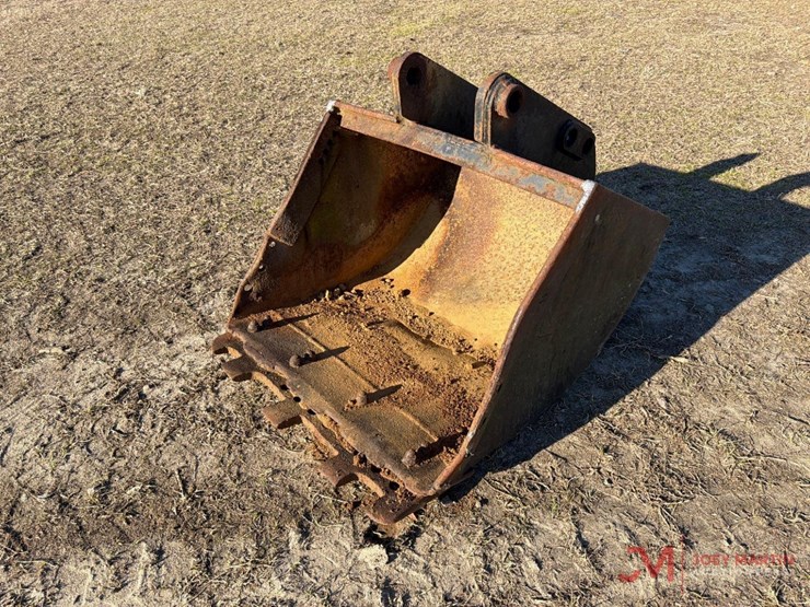 29"-smooth-bucket-backhoe-attachment-image-3