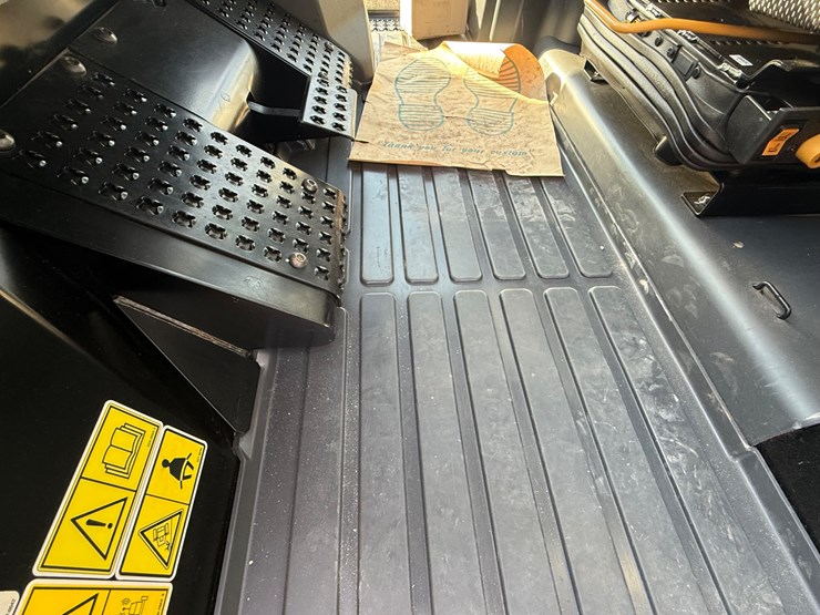 2023-caterpillar-953-image-53