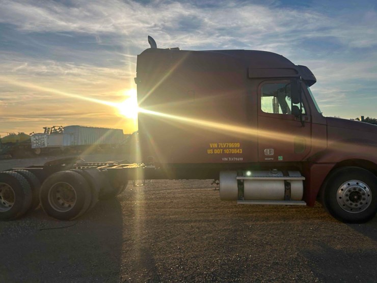 2007-freightliner-columbia-120-image-7