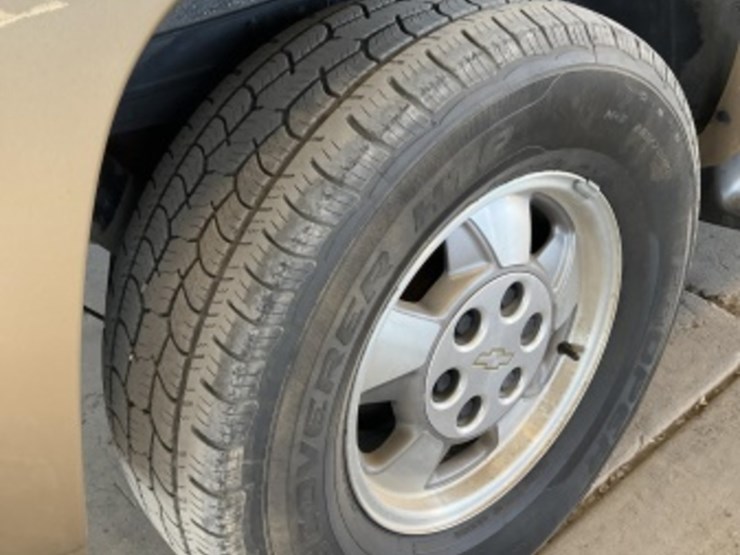 2001-chevrolet-suburban-image-8