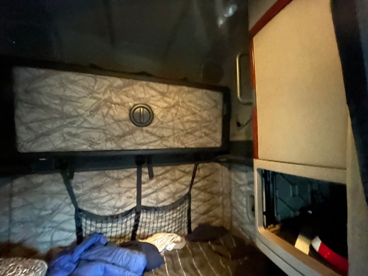 2015-freightliner-cascadia-125-image-82