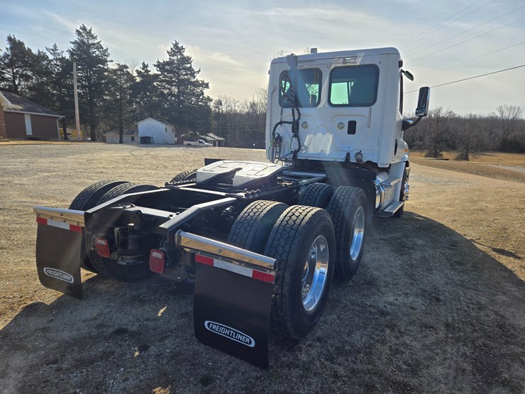 2012-freightliner-cascadia-113-image-16