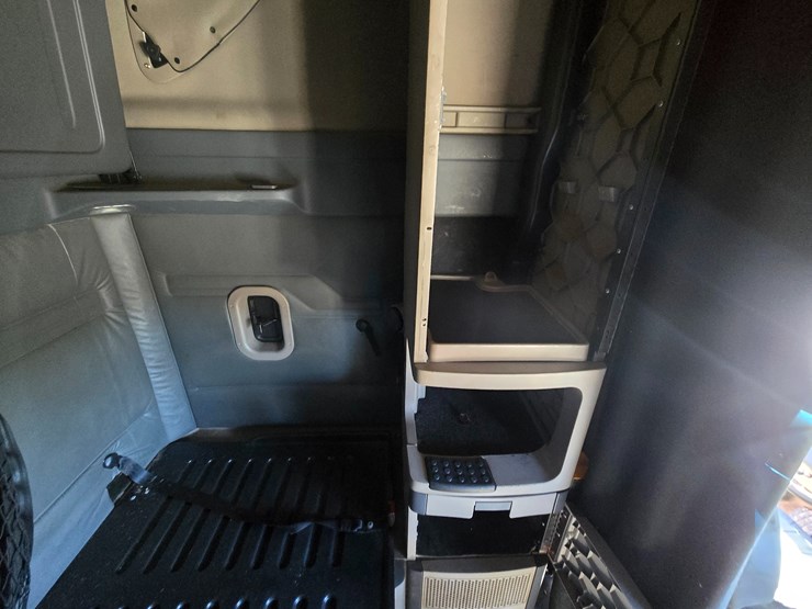 2014-freightliner-cascadia-125-image-73