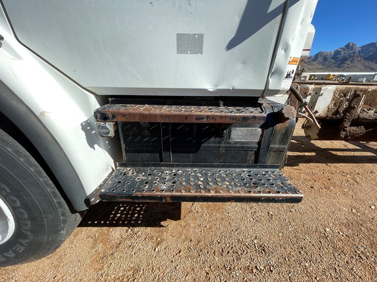 1996-freightliner-fl80-image-55