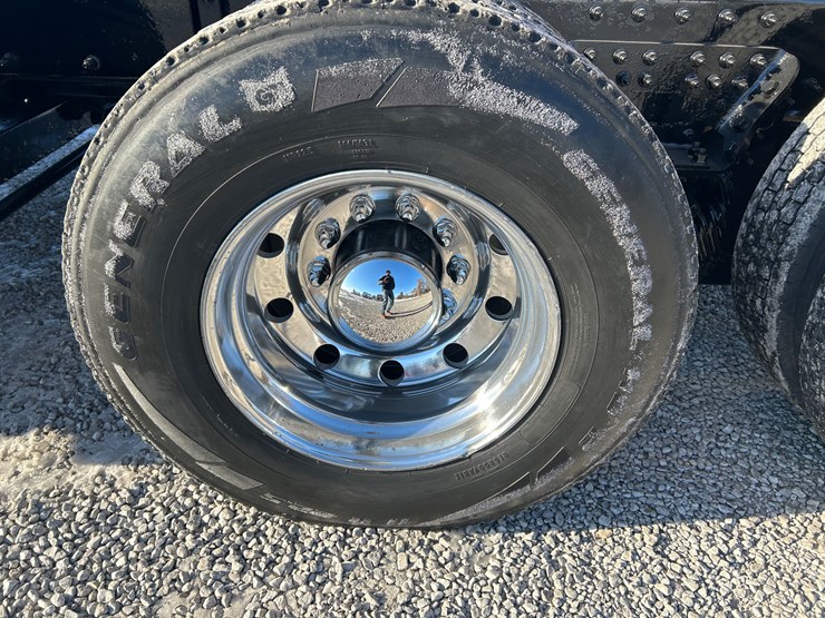 2015-peterbilt-567-image-95