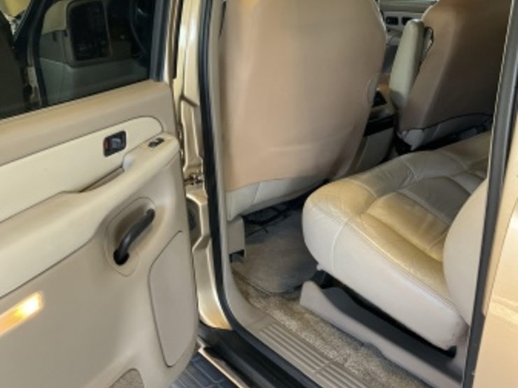 2001-chevrolet-suburban-image-25