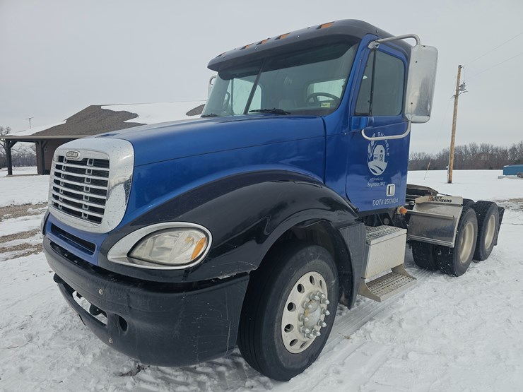 2007-freightliner-columbia-120-image-2