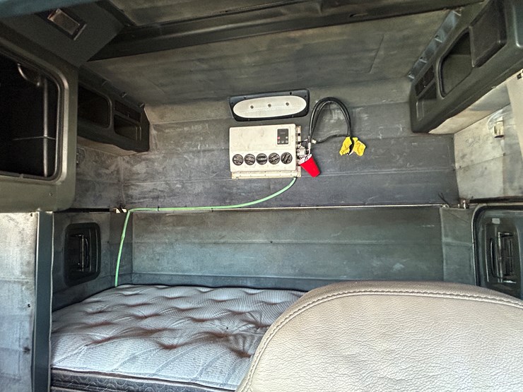 1997-peterbilt-379-image-8