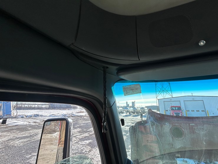 2015-peterbilt-567-image-156