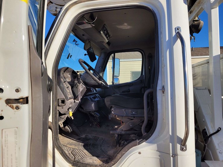 2016-freightliner-m2-106-image-18