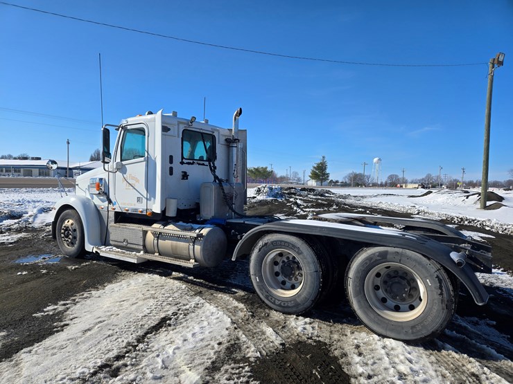2012-freightliner-coronado-132-image-13