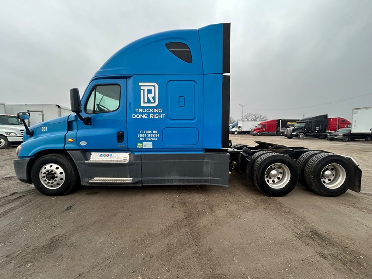 2015-freightliner-cascadia-125-image-9