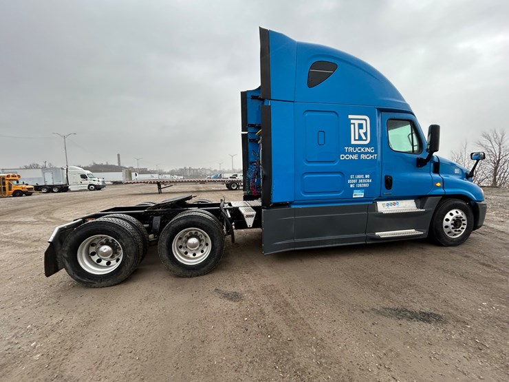 2015-freightliner-cascadia-125-image-24