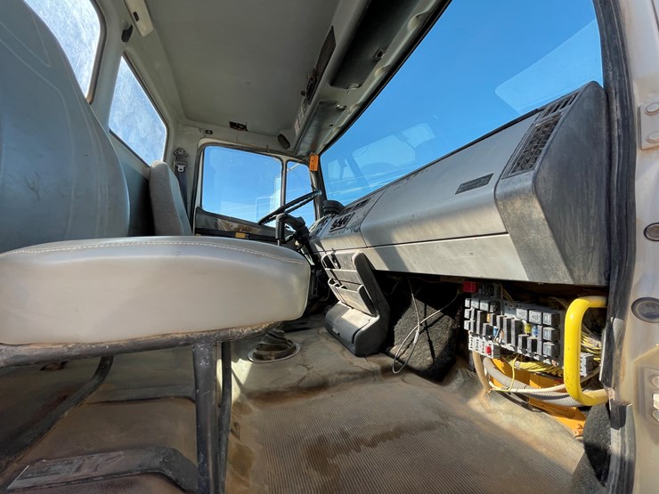 1996-freightliner-fl80-image-132