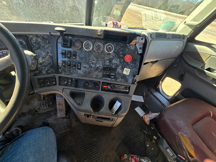 2002-freightliner-columbia-120-image-61