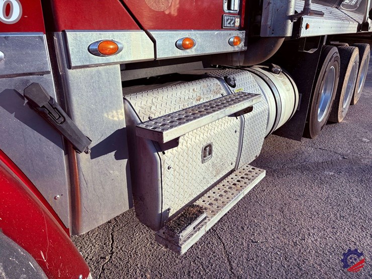 2018-freightliner-sd122-tri-axle-dump-truck-image-19