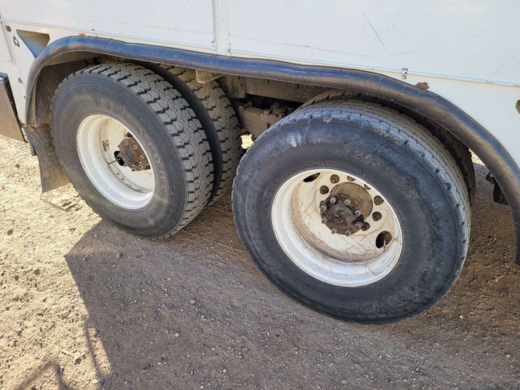 2016-freightliner-m2-106-image-6