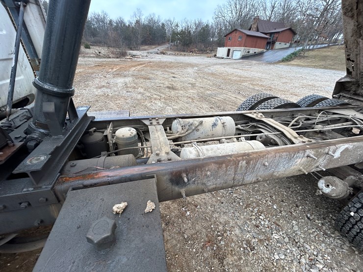 2001-mack-rd688s-image-57