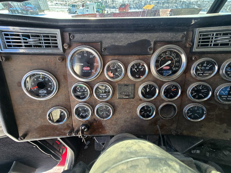 1996-peterbilt-385-image-68