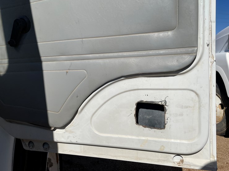 1996-freightliner-fl80-image-129