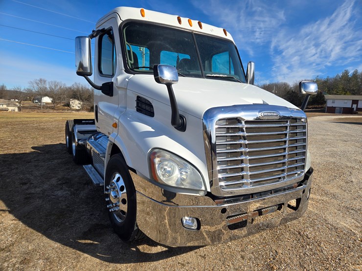 2012-freightliner-cascadia-113-image-26