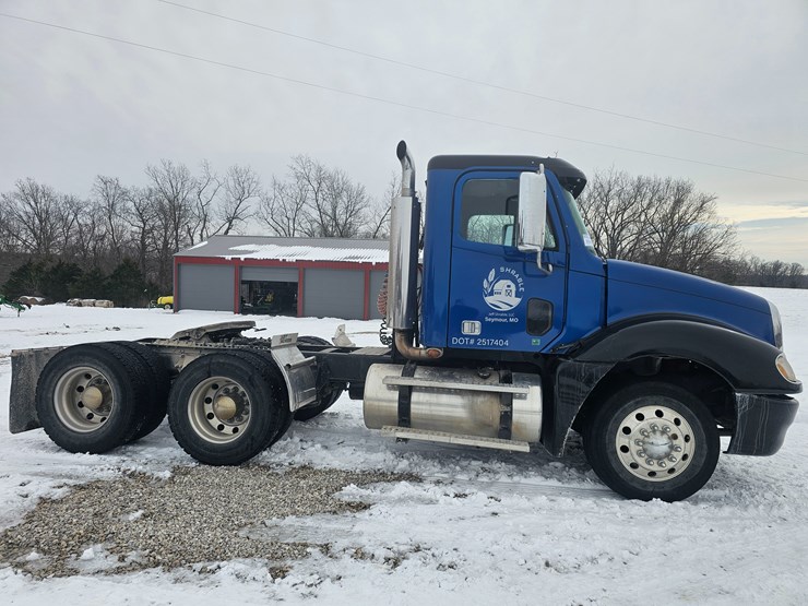 2007-freightliner-columbia-120-image-22