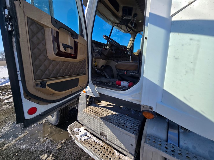 2012-freightliner-coronado-132-image-57