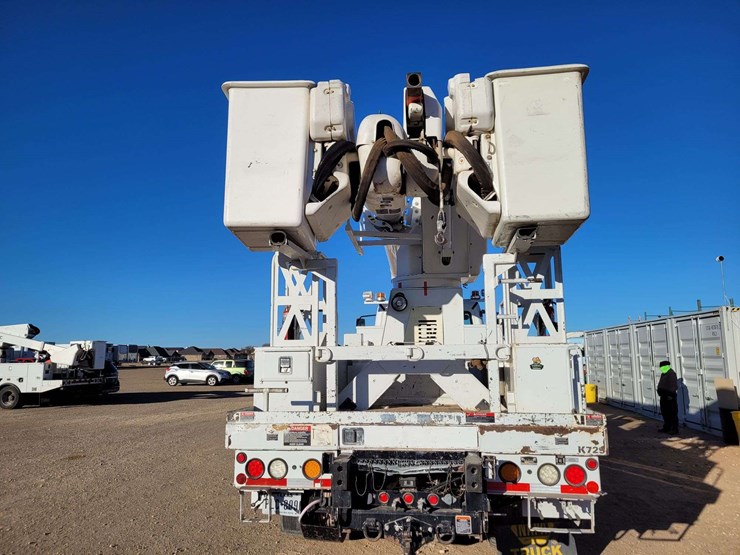 2016-freightliner-m2-106-image-12