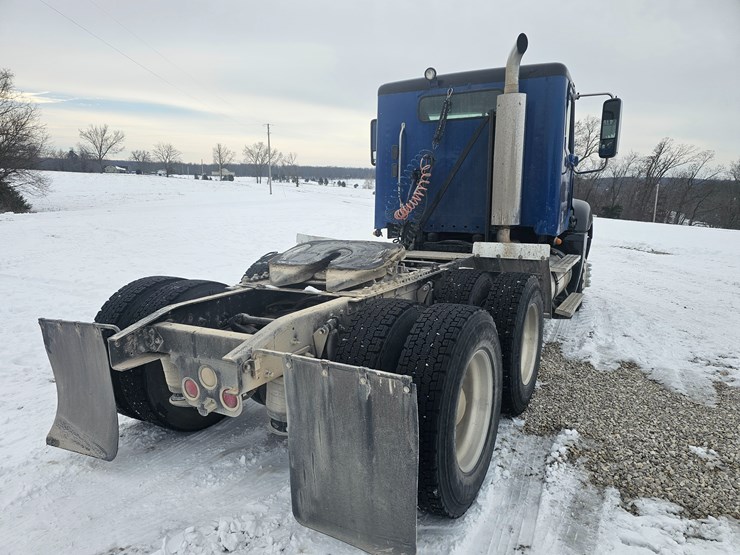 2007-freightliner-columbia-120-image-16