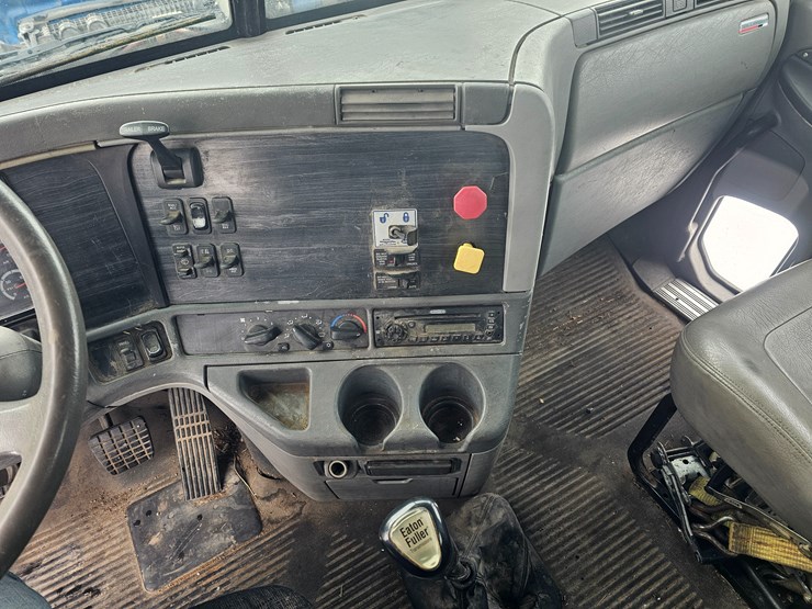 2007-freightliner-columbia-120-image-57