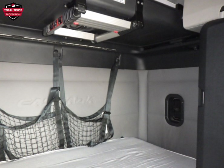 2020-freightliner-cascadia-126-image-6