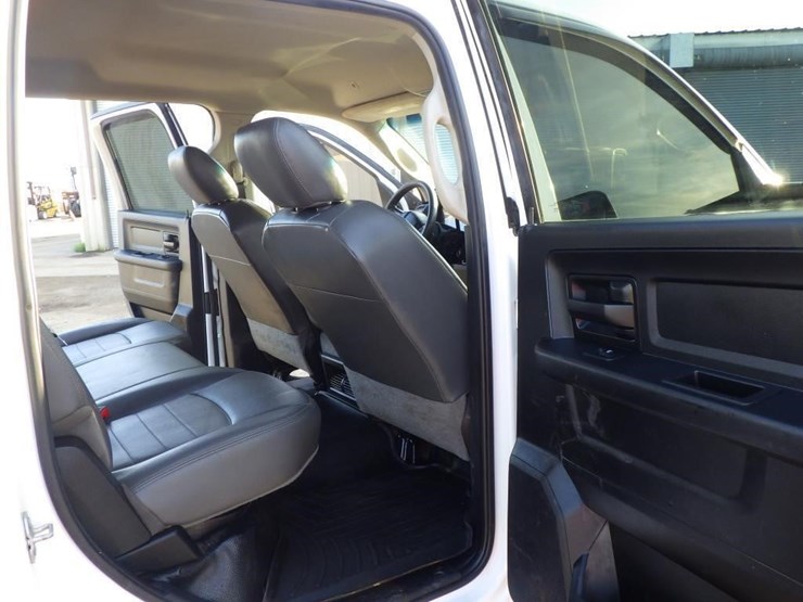 2018-ram-5500-crew-cab-flatbed-truck-image-8