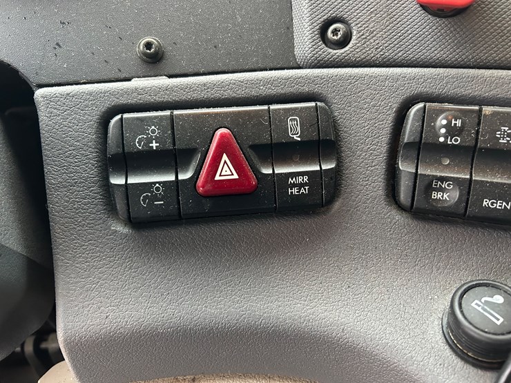 2015-freightliner-cascadia-125-image-69