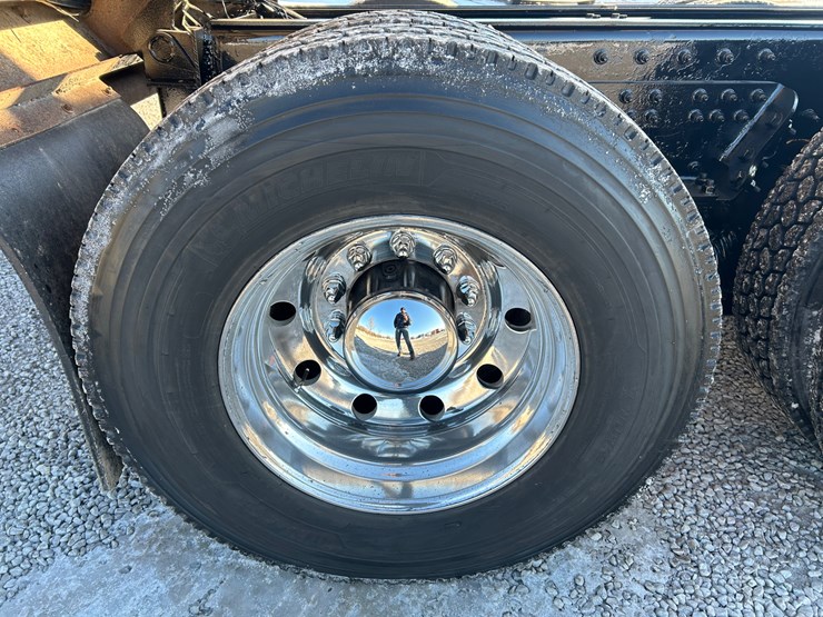 2015-peterbilt-567-image-80